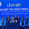 Lãnh đạo hai bên tham gia ký kết. (Ảnh: PV/Vietnam+)