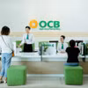 Khách hàng giao dịch tại ngân hàng OCB. (Ảnh: PV/Vietnam+)