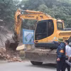 Lực lượng chức năng tiến hành tháo dỡ các công trình vi phạm. (Ảnh: Nguyễn Thắng/TTXVN)