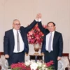 Ông Nguyễn Văn Nên (phải), Ủy viên Bộ Chính trị, Bí thư Thành ủy Thành phố Hồ Chí Minh và ông Luis Antonio Torres Iribar, Ủy viên Trung ương Đảng, Bí thư thứ nhất Thành ủy La Habana bày tỏ tình đoàn kết. (Ảnh: Xuân Khu/TTXVN)
