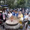 Đoàn đại biểu kiều bào tiêu biểu dâng hương tri ân công đức các Vua Hùng tại Đền Trung. (Ảnh: Trung Kiên/TTXVN)