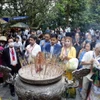Đoàn đại biểu kiều bào tiêu biểu dâng hương tri ân công đức các Vua Hùng tại Đền Trung. (Ảnh: Trung Kiên/TTXVN)