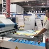 Đơn vị sản xuất giới thiệu công nghệ hiện đại trong ngành in ấn tại Triển lãm. (Ảnh: Mỹ Phương/TTXVN)