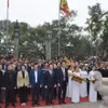 Các đại biểu dự lễ dâng hương tưởng niệm ngày Tướng quân Phạm Ngũ Lão ra quân đánh giặc giữ nước. (Ảnh: Mai Ngoan/TTXVN)