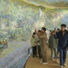 Du khách tham quan 'Bức tranh Panorama Chiến dịch Điện Biên Phủ.' (Ảnh: Xuân Tư/TTXVN)