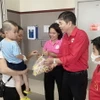Đại diện Hội Chữ thập Đỏ tỉnh Lạng Sơn tặng cơm và sữa cho gia đình bệnh nhi nghèo, khuyết tật. (Ảnh: Anh Tuấn/TTXVN)