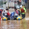 Lực lượng cứu hộ sơ tán người dân khỏi vùng ngập lụt tại tỉnh Phúc Kiến, Trung Quốc ngày 29/7. (Ảnh: THX/TTXVN)