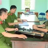 Người dân giao nộp vũ khí cho Công an xã Ia Dom, huyện biên giới Đức Cơ, tỉnh Gia Lai. (Ảnh: TTXVN phát)