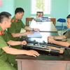 Người dân giao nộp vũ khí cho Công an xã Ia Dom, huyện biên giới Đức Cơ, tỉnh Gia Lai. (Ảnh: TTXVN phát)