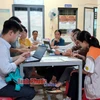 Các bác sỹ họp đánh giá, xác minh ca bệnh tại Trạm Y tế xã Tân Hưng và Tân Phước. (Nguồn: Báo Bình Phước)