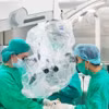 Các bác sỹ Bệnh viện Đa khoa tỉnh Thanh Hóa sử dụng kính vi phẫu để phẫu thuật cắt bỏ khối u não cho bệnh nhân. (Ảnh TTXVN phát)
