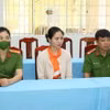 Cơ quan Cảnh sát Điều tra Công an tỉnh tống đạt các quyết định đối với bị can Phạm Thị Thanh Thùy. (Ảnh: TTXVN phát)