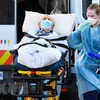 Nhân viên y tế chuyển bệnh nhân COVID-19 tại Melbourne, Australia. (Ảnh: AFP/TTXVN)