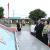 Tổng Giám đốc TTXVN Vũ Việt Trang và Chủ tịch Thông tấn xã Prensa Latina (Cuba) Luis Enrique González Acosta thăm Di tích Kỳ đài Hiền Lương. (Ảnh: Minh Quyết/TTXVN)