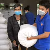 Xuất cấp gạo cho người dân. (Ảnh: TTXVN)