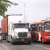Đến trưa 29/4, tình trạng giao thông trên Quốc lộ 60, khu vực cầu Rạch Miễu vẫn chưa 'hạ nhiệt.' (Ảnh: Chương Đài/Vietnam+)