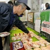 Hải sản được bày bán tại siêu thị ở Soma, tỉnh Fukushima, Nhật Bản. (Ảnh: Kyodo/TTXVN)