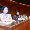 Đoàn đại biểu Quốc hội tỉnh Quảng Ninh ấn biểu quyết qua Luật Giao dịch điện tử (sửa đổi). (Ảnh: Doãn Tấn/TTXVN)