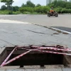 Nắp gang hệ thống hạ tầng kỹ thuật trên vỉa hè bị mất cắp. (Ảnh: Tiến Lực/TTXVN)