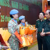 Thượng tướng Phùng Sĩ Tấn, Phó Tổng Tham mưu trưởng Quân đội Nhân dân Việt Nam động viên các sỹ quan lên đường làm nhiệm vụ. (Ảnh: An Đăng/TTXVN)