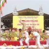 Các thanh niên tái hiện cảnh Lột rắn độc đáo tại Lễ hội đình Trường Lâm. (Ảnh: TTXVN phát)