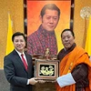 Đại sứ đặc mệnh toàn quyền Việt Nam tại Ấn Độ kiêm nhiệm Nepal và Bhutan Nguyễn Thanh Hải gặp và tặng quà Chủ tịch Hạ viện Bhutan Wangchuk Namgyel. (Ảnh: TTXVN phát)
