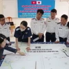 Sỹ quan tham mưu của hai bên trao đổi phương án huấn luyện tìm kiếm cứu nạn trên biển. (Ảnh: Đoàn Hữu Trung/TTXVN)