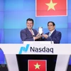 Phó Chủ tịch Tập đoàn Nasdaq Robert H.McCooey Jr tặng kỷ niệm chương của Nasdaq cho Thủ tướng Phạm Minh Chính. (Ảnh: Dương Giang/TTXVN)