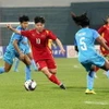 Một pha đi bóng của tiền đạo số 10 U20 nữ Việt Nam Ngọc Minh Chuyên (áo đỏ) trong trận đấu. (Ảnh: Trung Kiên/TTXVN)