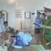Cán bộ cảnh sát điều tra đọc lệnh khởi tố bị can đối với Trần Đức Lượng. (Nguồn: Công an Nghệ An)