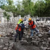 Các nhà khoa học Mexico tại địa điểm khảo cổ Chichen Itza. (Nguồn: Reuters)