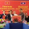 Công ty Hợp tác quốc tế 705 thuộc Quân khu 2, Bộ Quốc phòng Việt Nam, bàn giao thóc giống cho tỉnh Oudomxay. (Ảnh: Kiên Thành/TTXVN)