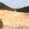 Phương tiện tại hiện trường đào, lấy đất lâm nghiệp trái phép quy mô rất lớn tại thôn Xuân Lâm, xã Hải Lâm, huyện Hải Lăng, tỉnh Quảng Trị. (Ảnh: Nguyên Lý/TTXVN)