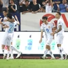 Hendrio (ngoài cùng bên phải) ghi bàn gỡ hòa 1-1 cho Thép Xanh Nam Định trước đội khách Sông Lam Nghệ An. (Ảnh: TXNĐ)