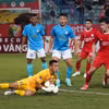 Hoàng Đức (số 28) và các đồng đội không thể giành chiến thắng trong trận đấu ra mắt của tân Huấn luyện viên Nguyễn Đức Thắng. (Ảnh: Việt Anh/Vietnam+)