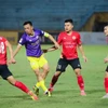 Chiến thắng của Hà Nội FC (áo tím) giúp cuộc đua đến ngôi vô địch V-League 2023-2024 thêm hấp dẫn ở những vòng đấu cuối. (Ảnh: Việt Anh/Vietnam+)