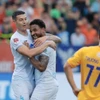 Câu lạc bộ Thép Xanh Nam Định (áo trắng) chính thức lên ngôi vô địch V-League 2023-2024 sau chiến thắng 5-1 trước đội khách Khánh Hòa. (Ảnh: Minh Quyết/TTXVN)