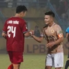 Hồng Lĩnh Hà Tĩnh (áo đỏ) và Công an Hà Nội chia điểm với tỷ số 1-1 trên sân Hàng Đẫy. (Ảnh: Việt Anh/Vietnam+)