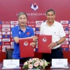 Huấn luyện viên Mai Đức Chung (phải) trở lại nắm quyền dẫn dắt Đội tuyển bóng đá Nữ Việt Nam. (Ảnh: VFF)