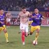 Với 'hành trang' là mạch bất bại ở 5 vòng đấu gần nhất, Hà Nội FC (áo tím) quyết tâm đòi lại 'món nợ' để thua 0-2 trước Công an Hà Nội ở lượt đi V-League 2023-2024. (Ảnh: Việt Anh/Vietnam+)