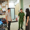 Lực lượng chức năng tiến hành kiểm tra, rà soát và tuyên truyền tại các nhà trọ, chung cư mini trên địa bàn quận Cầu Giấy (Hà Nội). (Ảnh: Hoài Nam/Vietnam+)