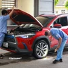 Nhân viên đăng kiểm thực hiện quy trình kiểm định xe cơ giới. (Ảnh: Hoài Nam/Vietnam+)
