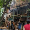 Lực lượng chức năng nhanh chóng dập tắt đám cháy trên phố Hàng Vải (Hoàn Kiếm, Hà Nội). (Ảnh: PV/Vietnam+)