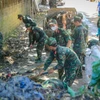 Lực lượng quân đội, công an hỗ trợ người dân vùng 'rốn lũ' khắc phục hậu quả
