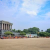 Đoàn người nối dài vào Lăng viếng Bác (Ảnh: Hoài Nam/Vietnam+)