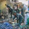 Lực lượng quân đội, công an hỗ trợ người dân vùng 'rốn lũ' khắc phục hậu quả