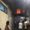 Ngọn lửa bốc lên ngùn ngụn tại khu vực tầng 2 của ngôi nhà xảy ra cháy rạng sáng nay tại Hoàng Mai. (Ảnh: PV/Vietnam+)