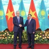 Thủ tướng Phạm Minh Chính hội kiến Tổng thống Kazakhstan Kassym-Jomart Tokayev. (Ảnh: Dương Giang/TTXVN)