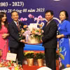 Đại sứ Việt Nam tại Campuchia Nguyễn Huy Tăng (phải) tặng quà cho Hội Khmer - Việt Nam tại Campuchia. (Ảnh: Hoàng Minh/TTXVN)