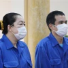 Bị cáo Nguyễn THị Kim Hạnh (trái) tại phiên tòa sáng ngày 28/7. (Ảnh: Công Mạo/TTXVN)